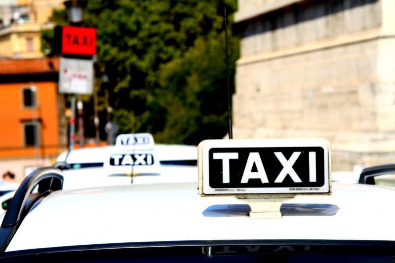 taxis-SPERACEDES-min_taxi_auto_rome_road_white-1051610